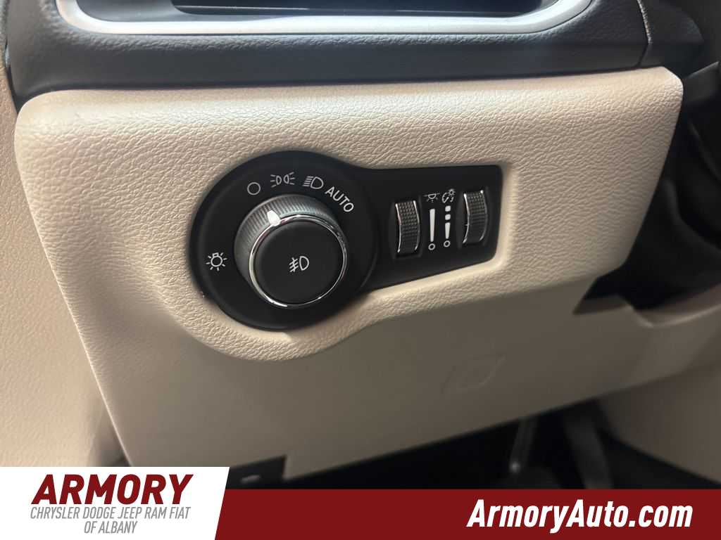 Thumbnail: 2023 Chrysler Pacifica - 10