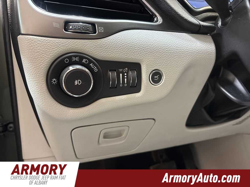 Thumbnail: 2019 Jeep Cherokee - 11