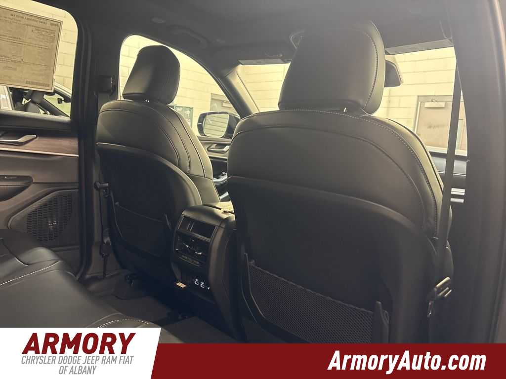 Thumbnail: 2025 Jeep Grand Cherokee - 32