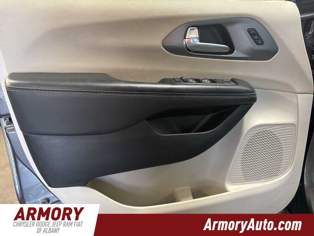 Thumbnail: 2023 Chrysler Pacifica - 6