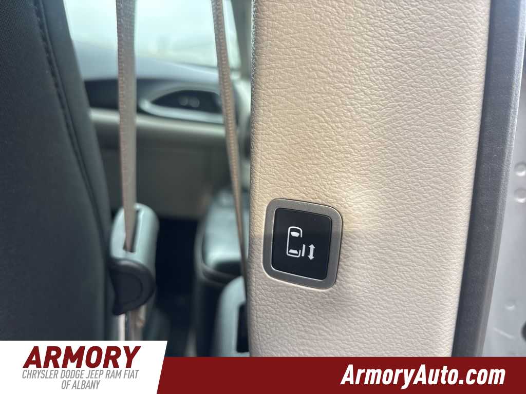 Thumbnail: 2022 Chrysler Voyager - 25