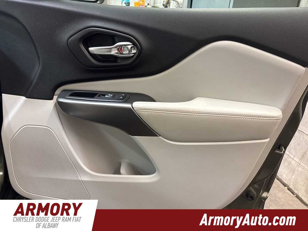 Thumbnail: 2019 Jeep Cherokee - 39