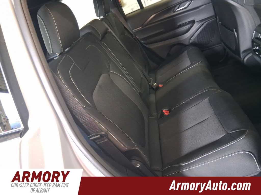 Thumbnail: 2025 Jeep Grand Cherokee - 32