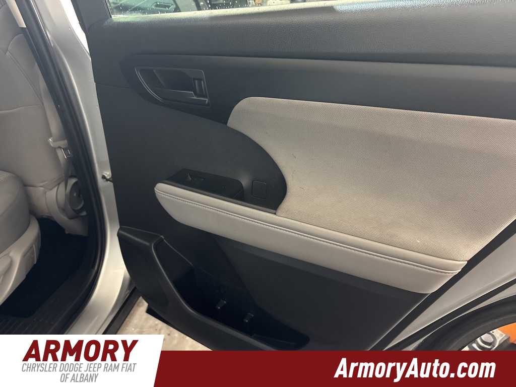 Thumbnail: 2022 Toyota Highlander - 30