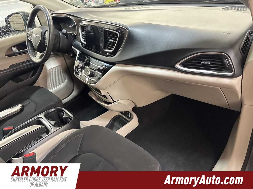 Thumbnail: 2017 Chrysler Pacifica - 40