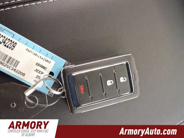 Thumbnail: 2025 Jeep Grand Cherokee - 17