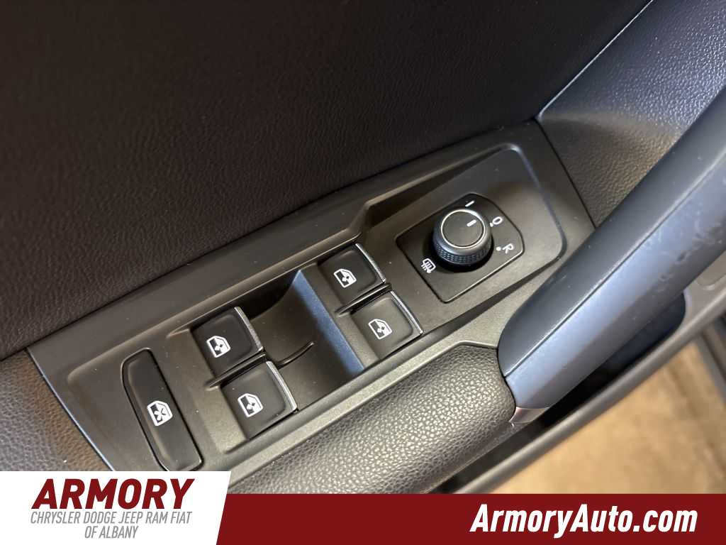 Thumbnail: 2018 Volkswagen Tiguan - 9