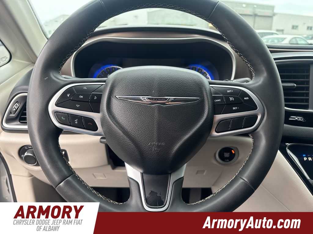 Thumbnail: 2022 Chrysler Voyager - 8