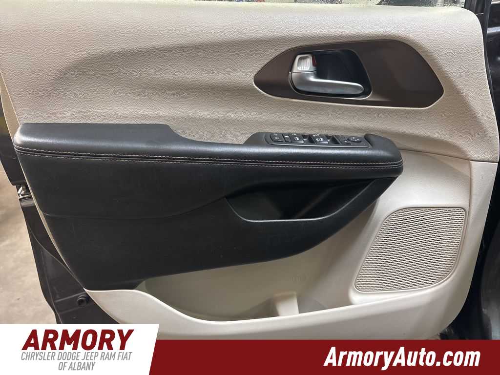 Thumbnail: 2017 Chrysler Pacifica - 6