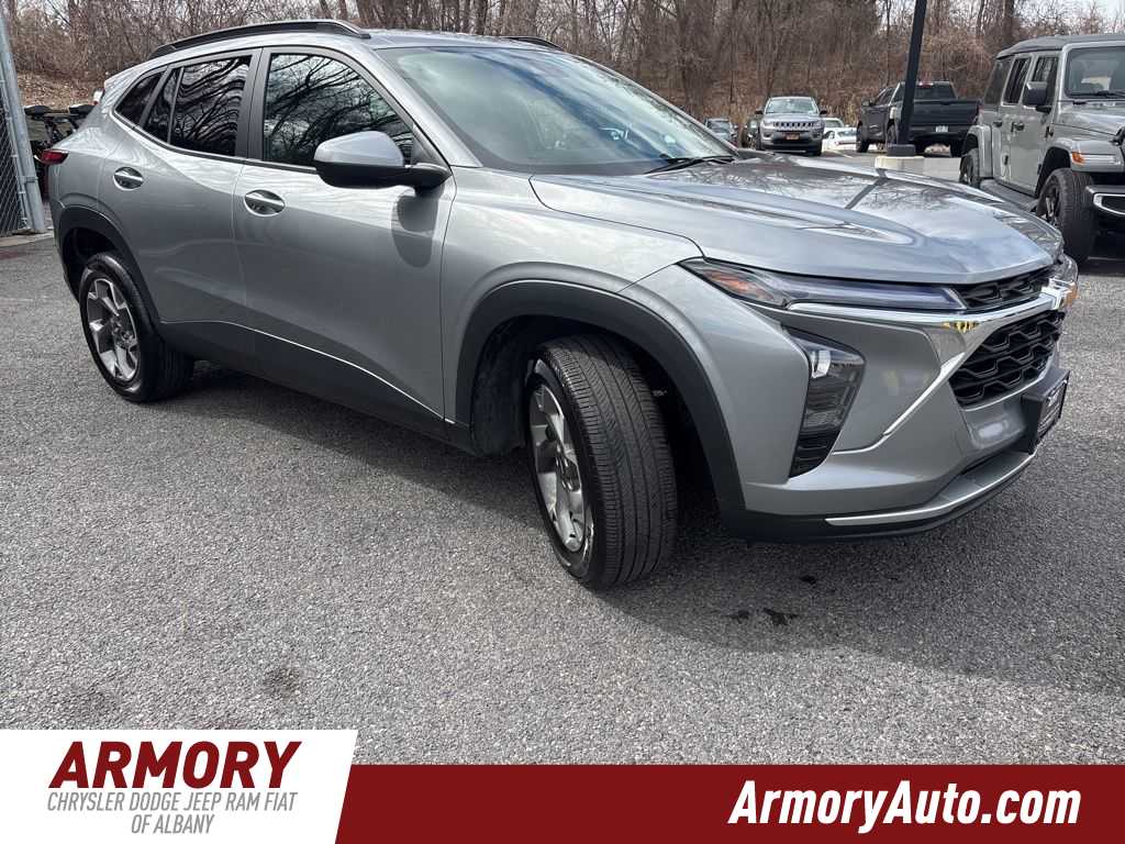 Thumbnail: 2025 Chevrolet Trax - 3