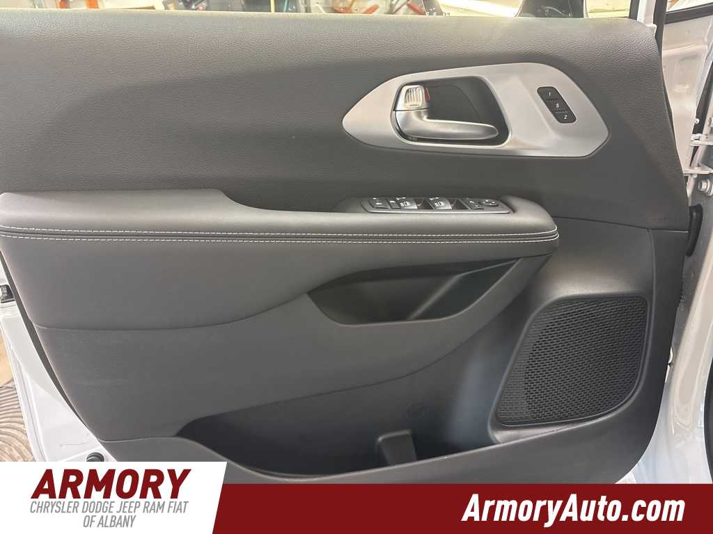 Thumbnail: 2026 Chrysler Pacifica - 7