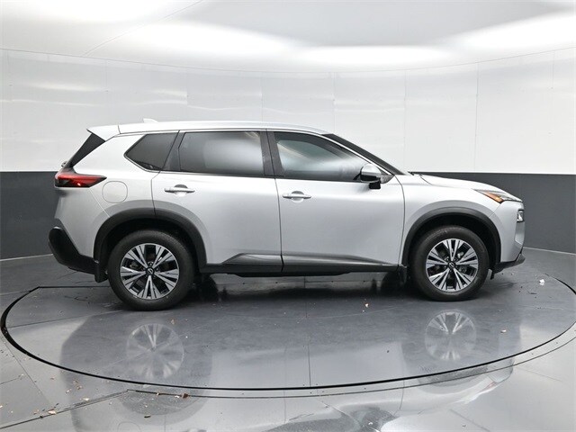2022 Nissan Rogue SV photo 2