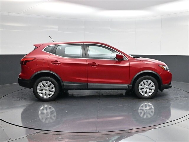 2017 Nissan Rogue Sport S photo 2