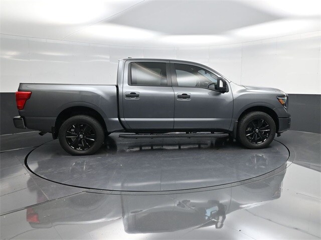 2023 Nissan Titan SV photo 2
