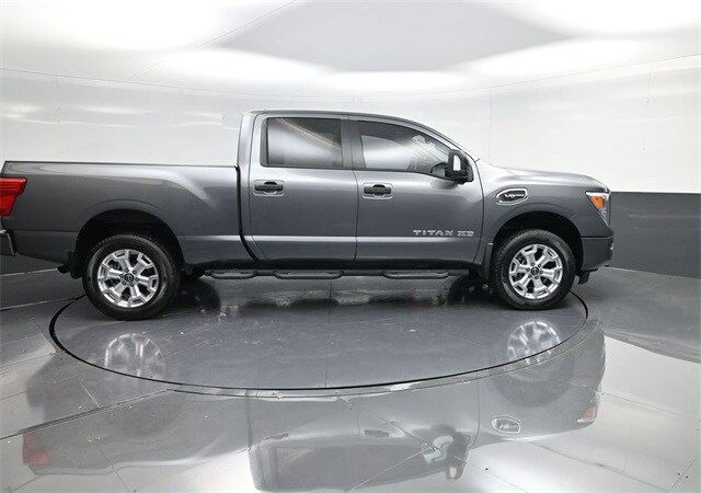 2023 Nissan Titan SV photo 2