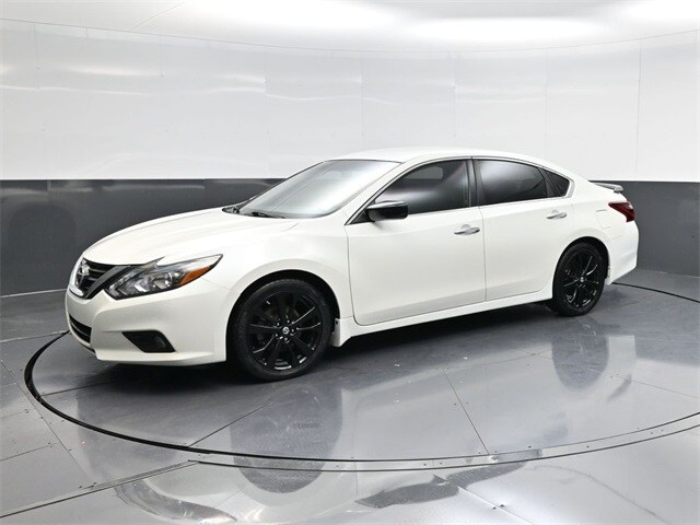 2017 Nissan Altima 2.5 SR photo 3