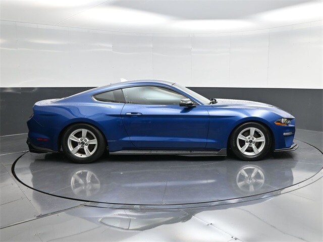 2022 Ford Mustang EcoBoost photo 2