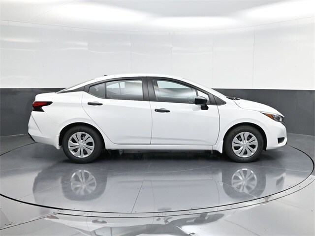2025 Nissan Versa 1.6 S photo 2