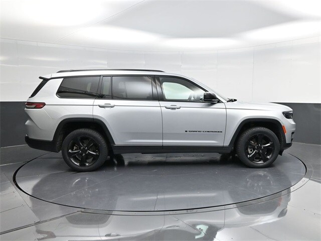 2023 Jeep Grand Cherokee Altitude photo 2