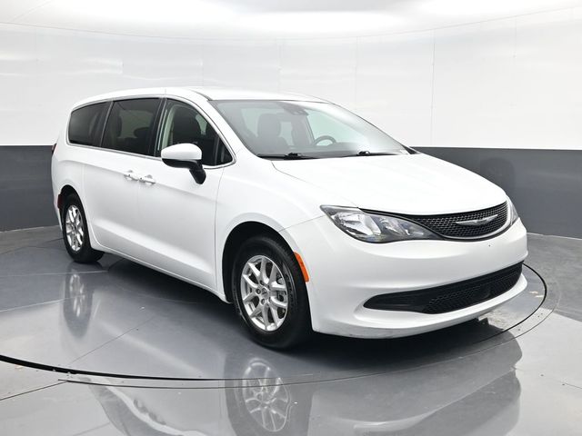 2023 Chrysler Voyager LX's photo