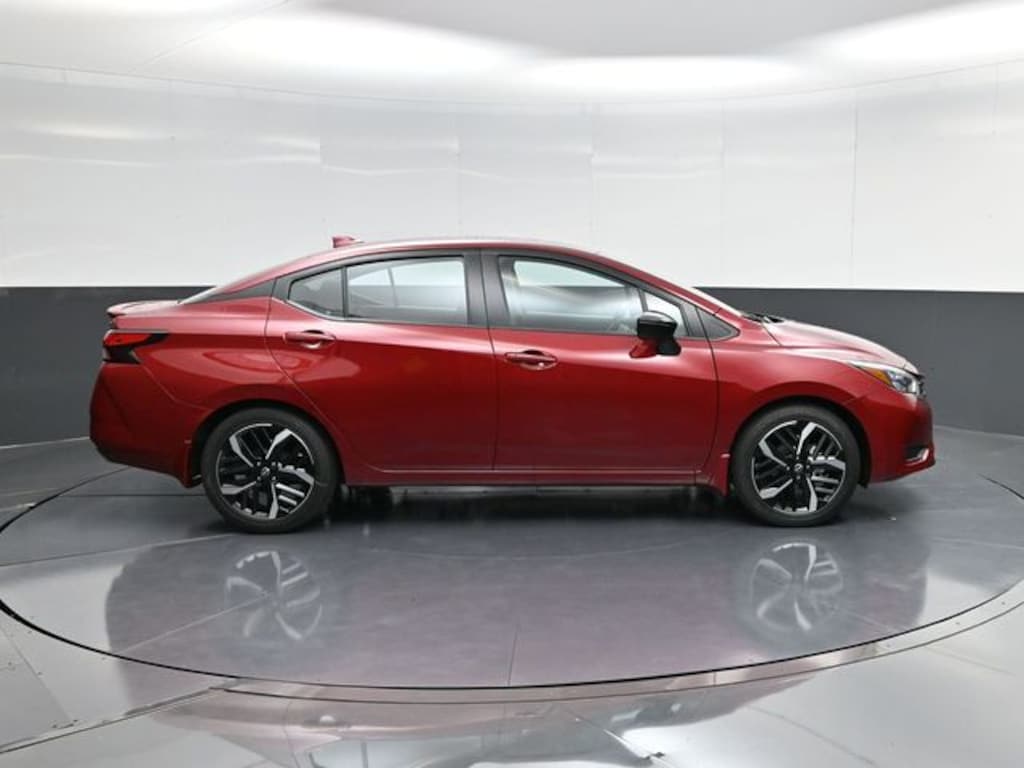 New 2025 Nissan Versa 1.6 SR Sedan