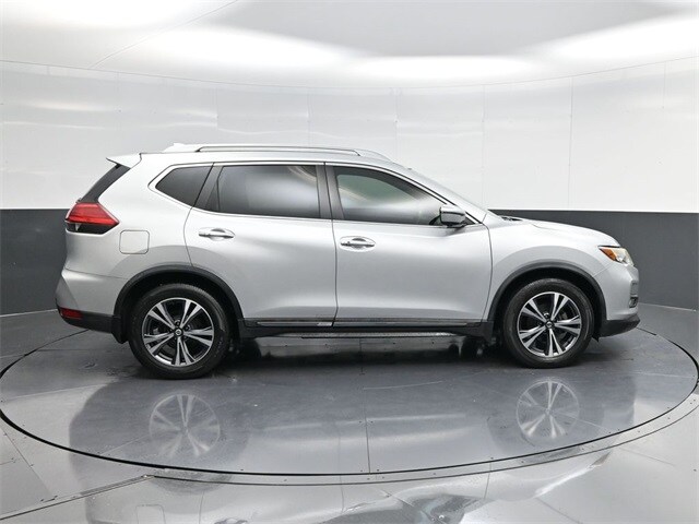 2017 Nissan Rogue SL photo 2