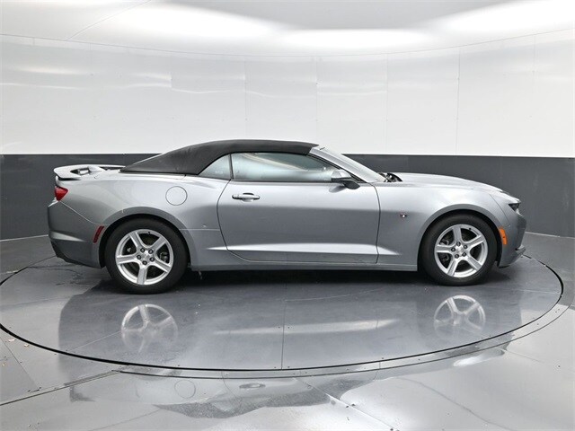 2023 Chevrolet Camaro 1LT photo 2