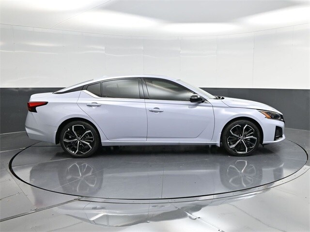 2025 Nissan Altima SR photo 2