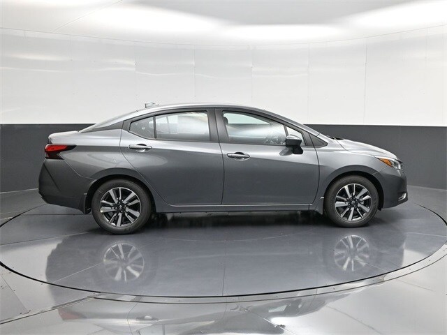 2025 Nissan Versa 1.6 SV photo 2