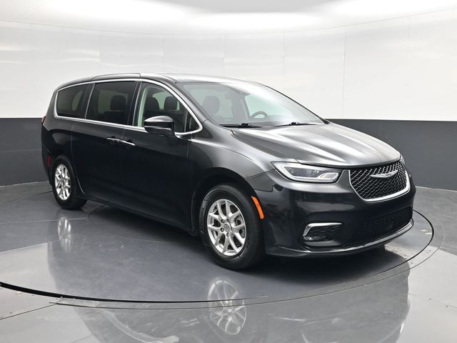 2023 Chrysler Pacifica Touring L's photo
