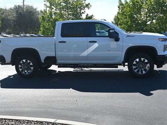 2025 Chevrolet Silverado 2500HD Custom photo 3