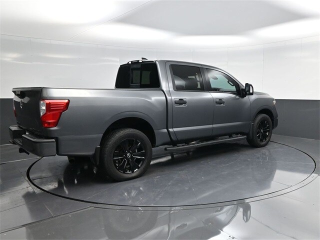 2023 Nissan Titan SV photo 3