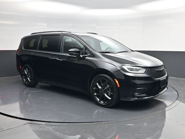 2025 Chrysler Pacifica Limited's photo
