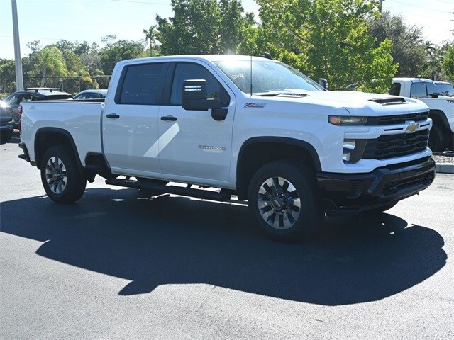 2025 Chevrolet Silverado 2500HD Custom photo 2