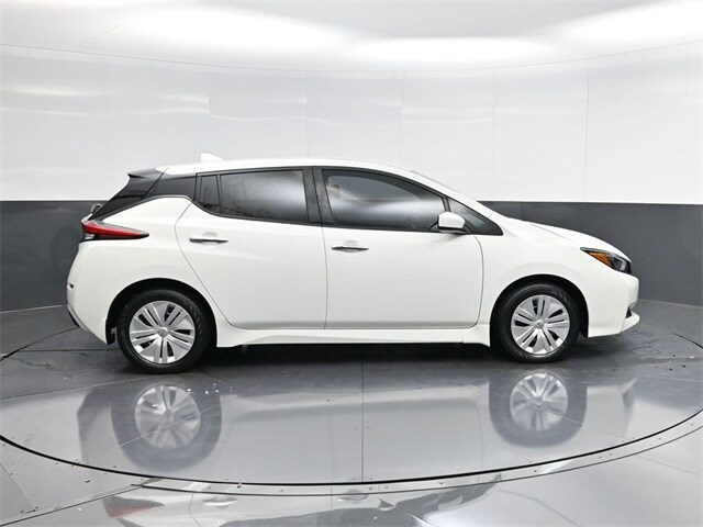 2023 Nissan Leaf S photo 2