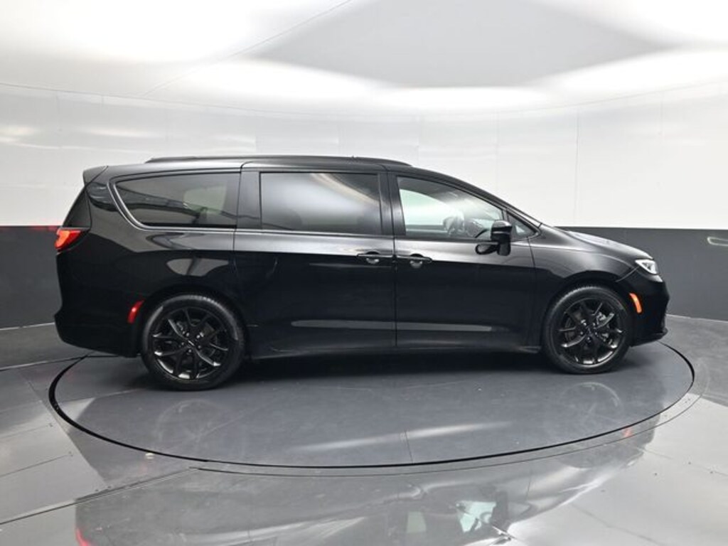 Used 2025 Chrysler Pacifica Limited Van Passenger Van