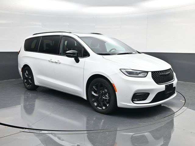2025 Chrysler Pacifica Limited's photo