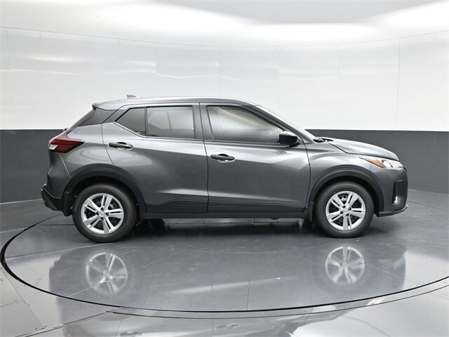 2025 Nissan Kicks Play S photo 2