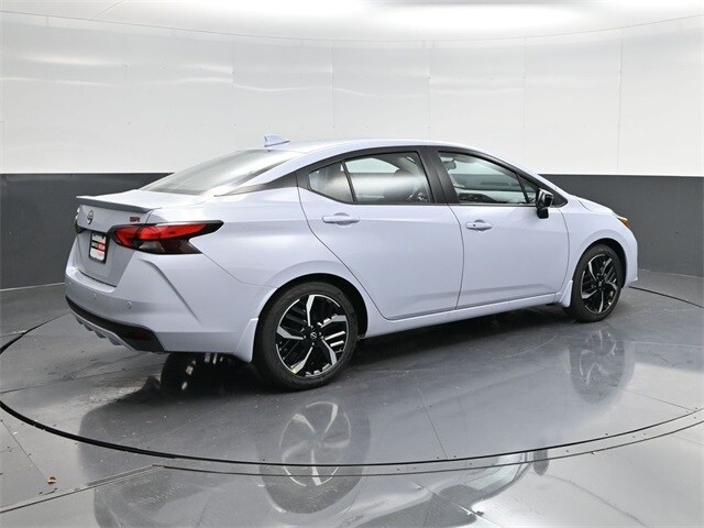2025 Nissan Versa SR photo 3