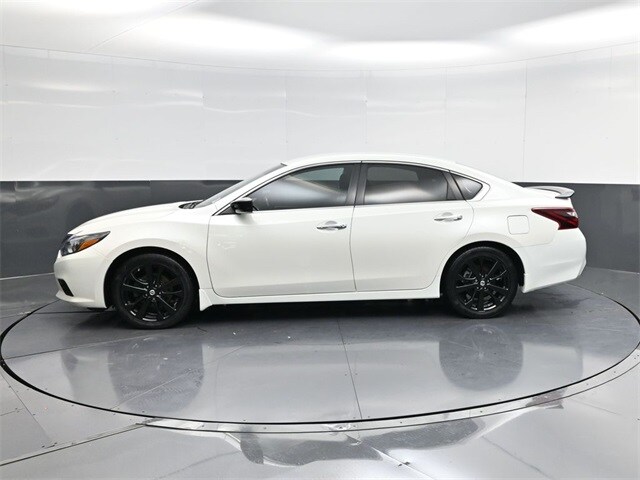2017 Nissan Altima 2.5 SR photo 2