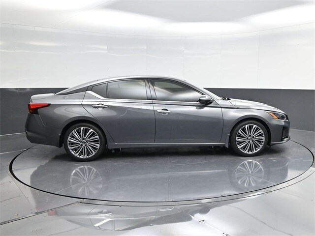 2025 Nissan Altima SL photo 2