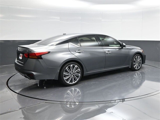 2025 Nissan Altima SL photo 3