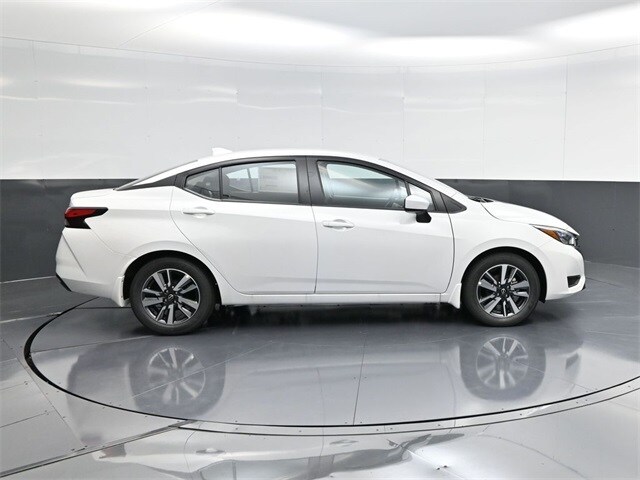 2025 Nissan Versa 1.6 SV photo 2