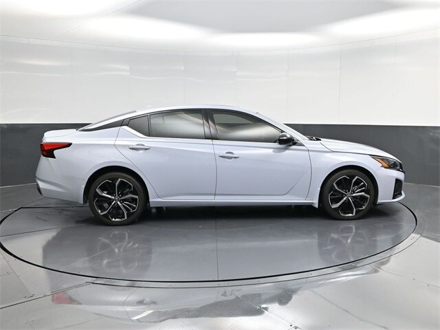 2023 Nissan Altima 2.5 SR photo 2