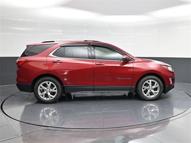 2019 Chevrolet Equinox LT photo 2