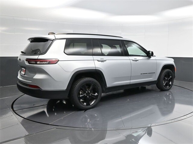 2023 Jeep Grand Cherokee Altitude photo 3