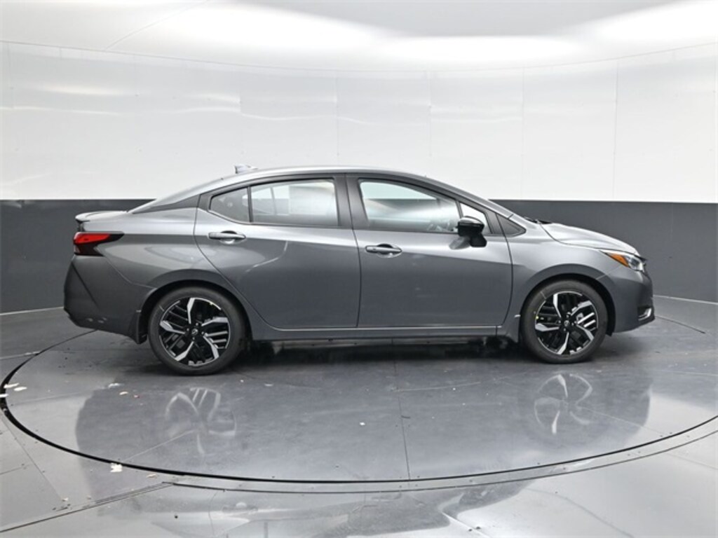 New 2025 Nissan Versa 1.6 SR Sedan