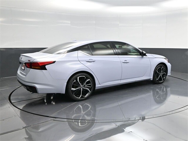 2025 Nissan Altima SR photo 3