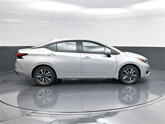 2025 Nissan Versa 1.6 SV photo 2