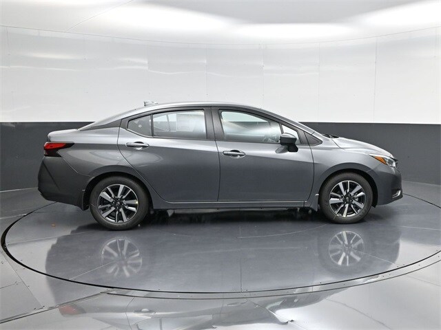 2025 Nissan Versa 1.6 SV photo 2